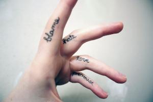 28 Fotografii cu cele mai bune inscripții ale tatuajelor pe degete