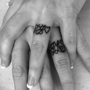 28 Fotografii cu cele mai bune inscripții ale tatuajelor pe degete