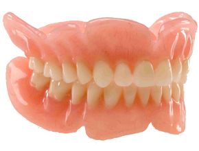Proteze dentare acrilice din plastic și plusuri, preturi, fotografii