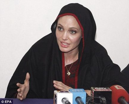 Angelina Jolie în hijab