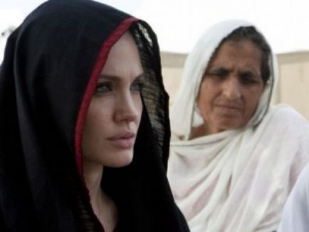 Angelina Jolie în hijab