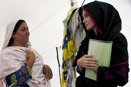 Angelina Jolie în hijab