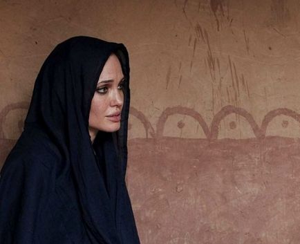 Angelina Jolie în hijab