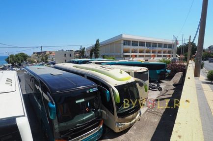 A buszpályaudvar a Rethymno Kréta szigetén, Görögországban, busz menetrend