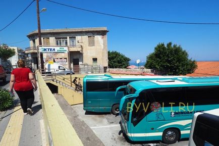 A buszpályaudvar a Rethymno Kréta szigetén, Görögországban, busz menetrend