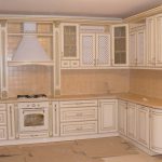 Біло-золота кухня дизайн, обробка стін, гарнітур, патина, інтер'єр кухні