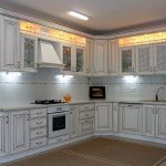 Fehér-arany konyha kialakítása, fali dekoráció, készlet, patina, konyha belső