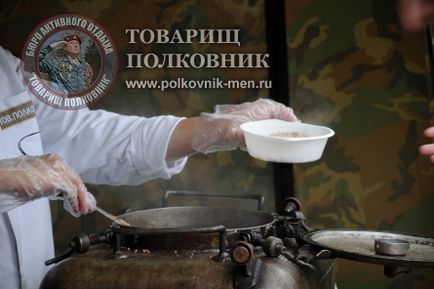 Vesela bucătăriei de câmp, gătit un cereale de soldat, face ceai în bucătărie câmp, mâncare militară