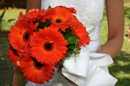 Buchet de flori portocalii este o idee luminata