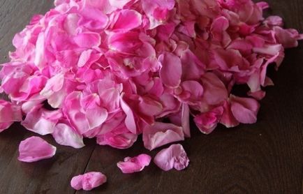 Ce să înlocuiți petalele trandafirilor la o dată romantică