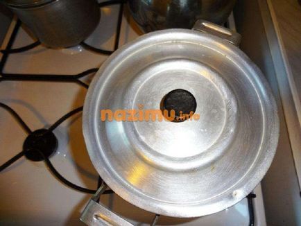 Áfonya saját lében a téli - lépésről lépésre recept fotókkal alatt csavaros kupak (recept) Áfonya saját lében a téli - lépésről lépésre recept fotókkal alatt csavaros kupak