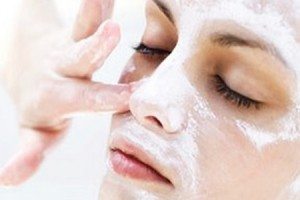 Curățați fața cu clorură de calciu la domiciliu