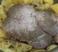 Gherkin de pui cu cartofi tineri în smântână într-o rețetă de fotografie multivark