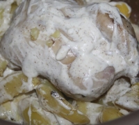 Курча-корнішон з молодою картоплею в сметанному заливанні в мультиварці фото рецепт приготування