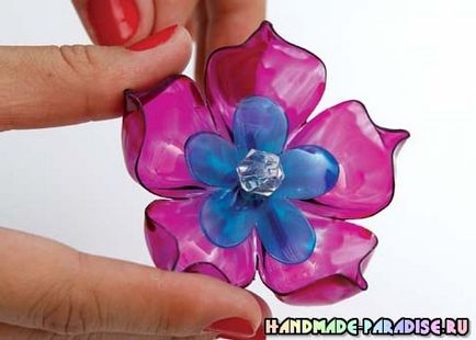 Decor umbra cu flori din sticle de plastic
