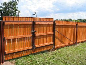 Осъществяване на дървена ограда с ръцете си плюсовете и минусите на материала, разнообразие от огради, монтаж -