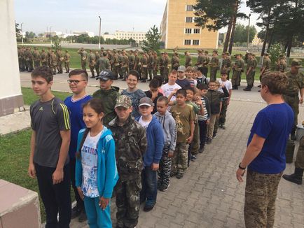 Copiii de la Tyumen se aflau la întâlniri militaro-patriotice în unitatea militară din Yelany, când au fost acolo