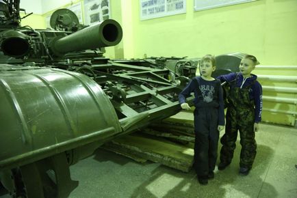 Copiii de la Tyumen se aflau la întâlnirile militaro-patriotice din unitatea militară din Yelany, când au fost acolo