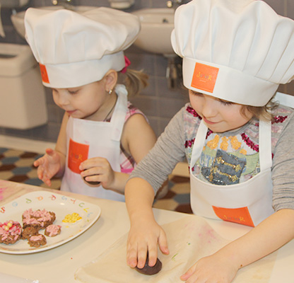 Gyermek műhelyek szentpétervári gyermek főzés osztály a kávézóban dzhuniorrum (St. Petersburg)