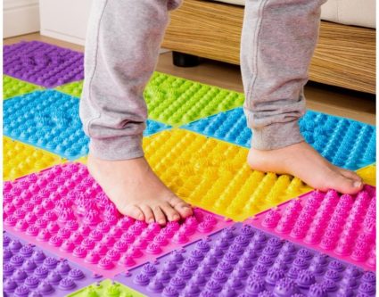 Дитячий масажний килимок для ніг призначення і види