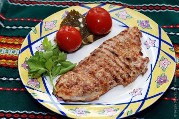 Escalope cu carne de porc gătită din carne bună pe grătar