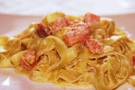 Fettuccine cu somon în sos de smântână - rețete simple