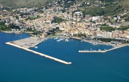 Місто Байа Доміція - недорогий і доступний курорт на неаполітанському узбережжі - огляд італії