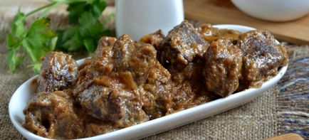 Goulash din pui, carne de vită, carne de porc și ficat cu sos - rețete în limba maghiară și în Zakarpattia