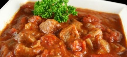 Goulash din pui, carne de vită, carne de porc și ficat cu sos - rețete în limba maghiară și în Zakarpattia