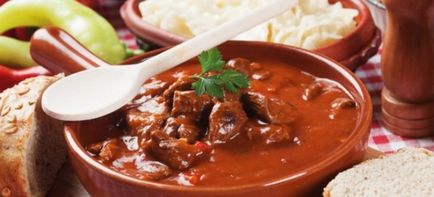 Goulash din pui, carne de vită, carne de porc și ficat cu sos - rețete în limba maghiară și în Zakarpattia