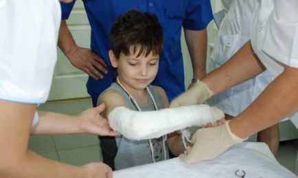 Cum să aplicați un bandaj pentru o fractură a claviculei unui copil