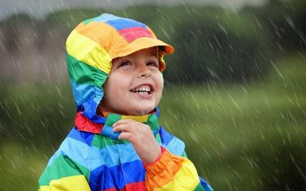 Hogyan ruhát egy gyermek az esőben, így szívesen fröcskölt a tócsákat esőkabát, divatos