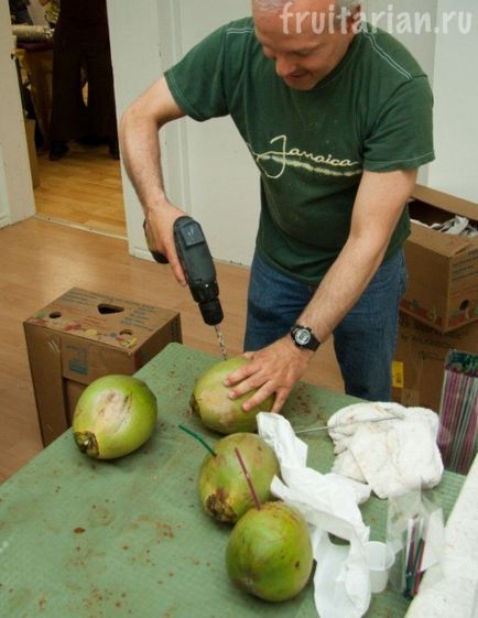 Cum se deschide o nucă de cocos