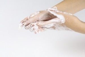 Cum se spală spuma de montaj din haine și mâini este o sarcină ușoară