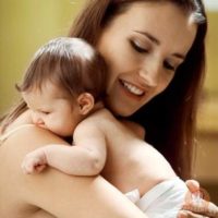 Як правильно і для чого тримають новонародженого стовпчиком після годування