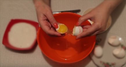 Як приготувати білково-масляний крем для прикраси торта з покрокового рецептом