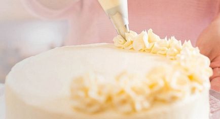 Як приготувати білково-масляний крем для прикраси торта з покрокового рецептом