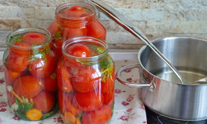 Cum să gătești roșii în rețete de suc de mere pentru pregătirea tomatelor pentru iarnă în sucul de mere
