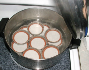Cum se sterilizează cutiile în cuptor cu blancuri și pasteurizarea goalelor la domiciliu