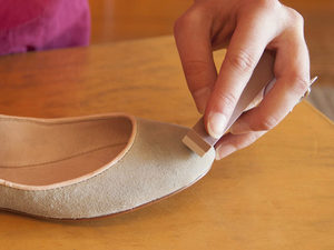Hogyan lehet visszaállítani velúr cipő eltávolítja a foltokat otthon, dörzsölés és egyéb hibák
