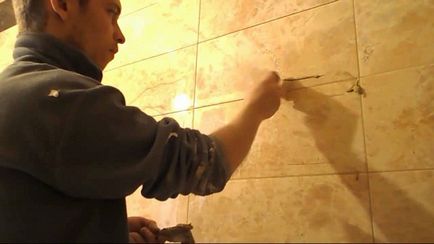 Как да се замени по шевовете на плочката на стената с ръцете си правилно
