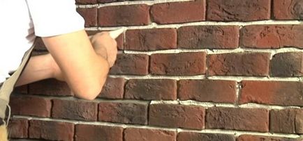 Cum să ștergeți corect cusăturile de pe perete cu mâinile