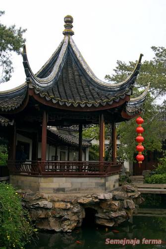 Kínai pergola - lugas - kúria - a könyvtár - a családi gazdaság