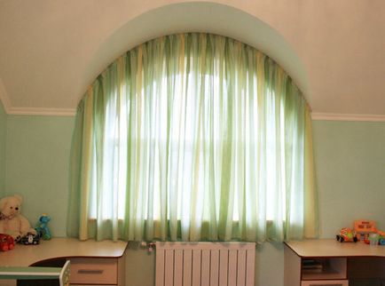 Гарне оформлення тюлем аркою кухонного вікна практичні поради дизайнера