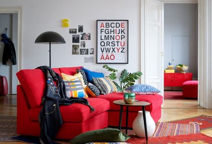 Canapea roșie, interioare cu o canapea roșie, fotografie