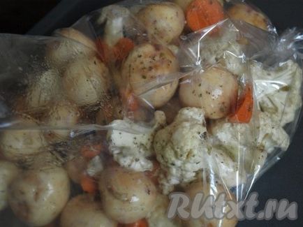 Курка в рукаві з молодою картоплею і цвітною капустою - готуємо покроково з фото