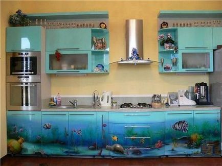 Bucătărie de culoarea unui val de mare într-un interior