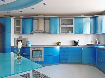 Bucătărie de culoarea unui val de mare într-un interior