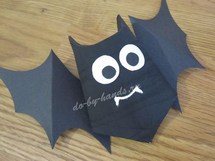 Bat out of papír Halloween kezüket