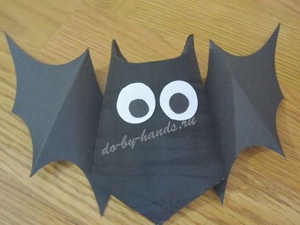 Bat out of papír Halloween kezüket